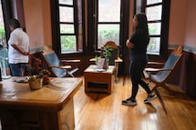 El Café-bar "Las hormigas" no será un cabaret y destituyen a Andrés Carreño de la dirección de la Casa del Poeta, en respuesta a exigencia de poetas