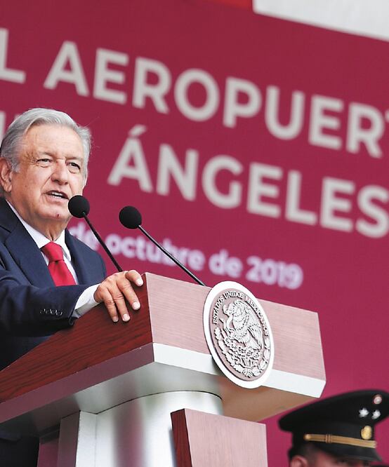 López Obrador apretó el botón rojo de la alarma sonora para iniciar los trabajos de una de sus obras insignia.