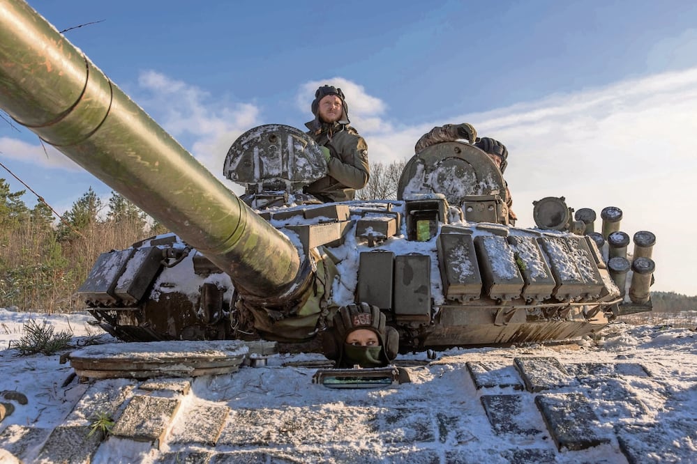 La tripulación de un tanque ucraniano, durante un entrenamiento en la región de Chernihiv. Foto: Roman Pilipey | AFP