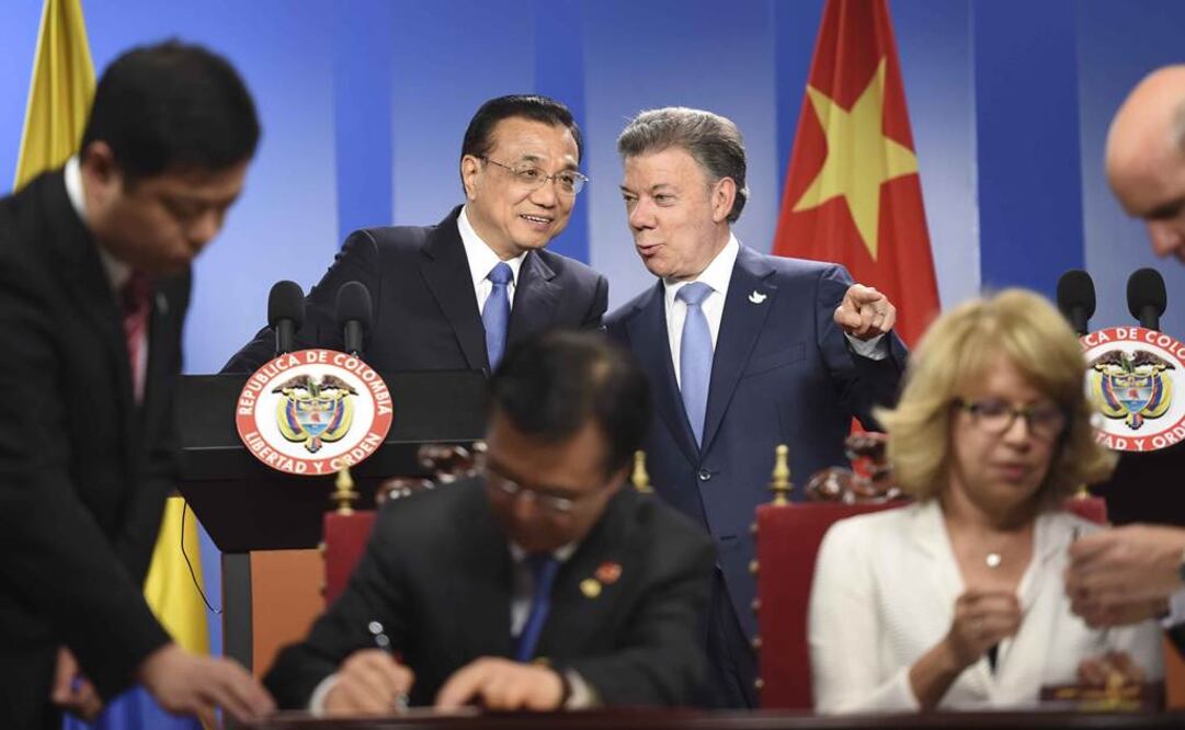 El premier chino y el presidente de Colombia, Juan Manuel Santos, en la firma de acuerdos de cooperación bilateral en Bogotá, el 21 de mayo pasado. FOTO: Xinhua/Zhang Duo