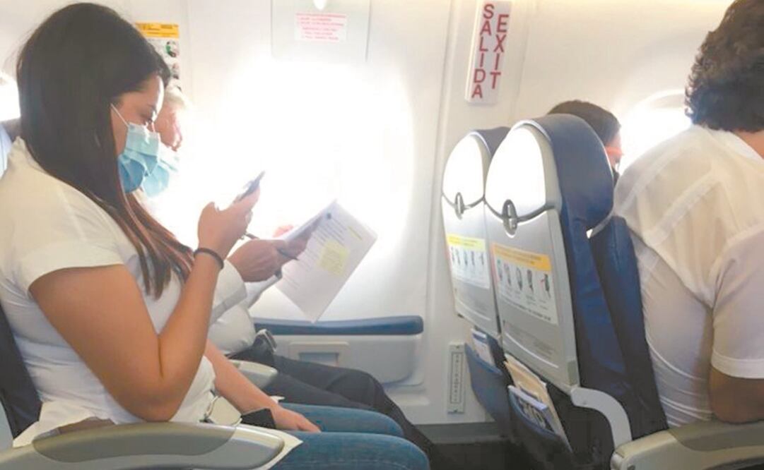 Estefany Correa, al lado del presidente Andrés Manuel López Obrador, en el vuelo comercial que tomó ayer. Foto: Pedro Villa y Caña. EL UNIVERSAL