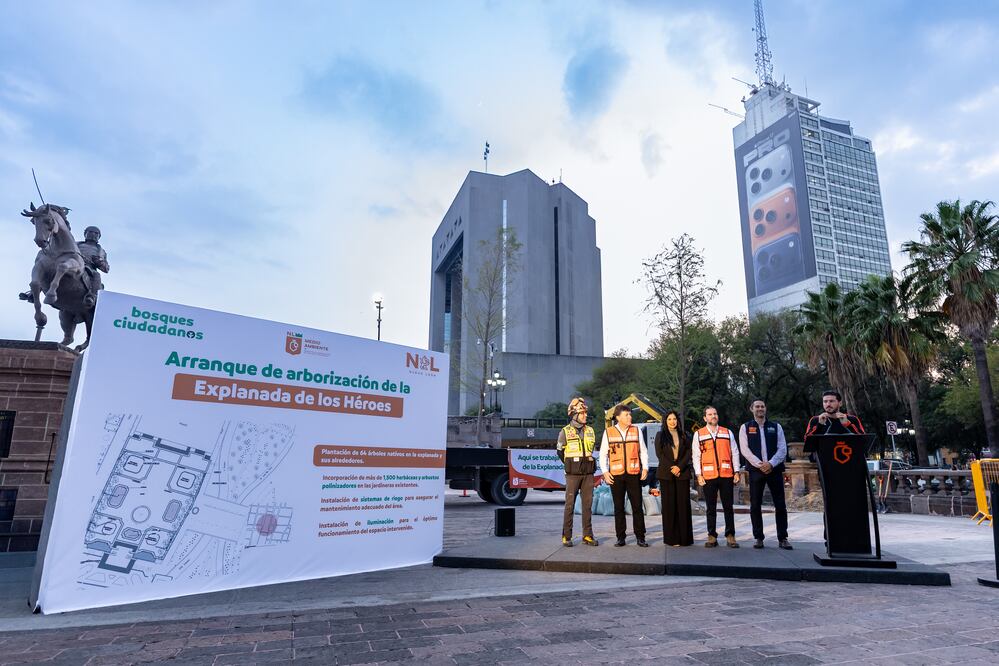 Samuel García inicia reforestación en la Macroplaza de Monterrey; plantarán 64 árboles nativos.
Foto: Especial.