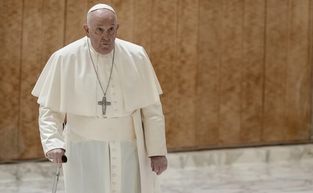 El papa Francisco llega para una vista semanal general en la sala papa Pablo VI en el Vaticano, el miércoles 6 de diciembre de 2023. Foto: AP