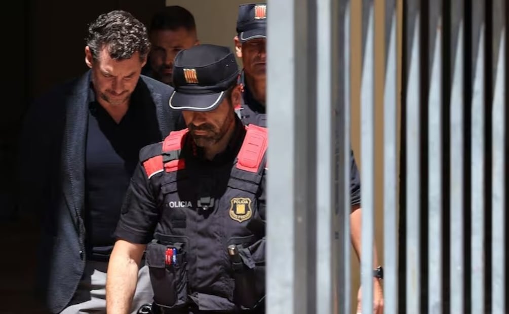 La policía catalana escolta al detenido Jonathan Andic. Foto: AFP