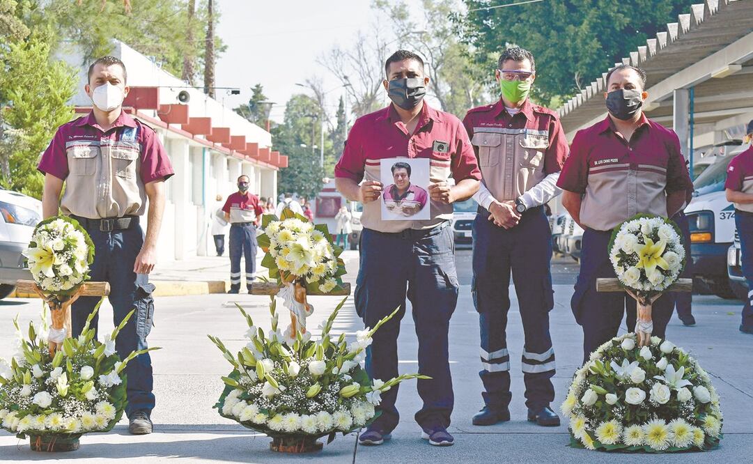Los compañeros de trabajo de Miguel Pérez Alvarado le dieron el último adiós con un homenaje; detallan que síntomas iniciaron desde el 10 de abril, pero, pese a una revisión médica, el día 12 fue trasladado al Hospital 20 de Noviembre. Foto: HUGO GARCÍA