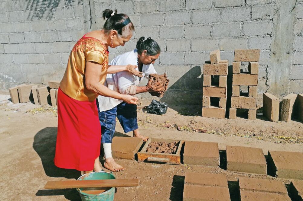 Integrantes de Yoó Béñe contemplan que las casas de adobe llevarán mil 800 piezas, las cuales formarán tres cuartos, con un costo de 70 mil pesos (ROSELIA CHACA. EL UNIVERSAL)