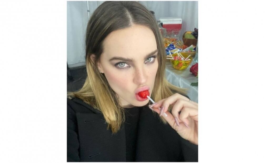 La Guzmán avienta besos y luego camioneta