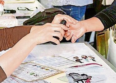 Partidos chocan por representantes de casillas para elección; INE da prórroga para registro