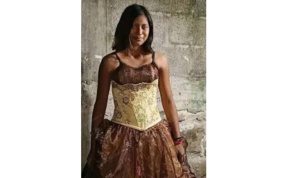 Isela celebró sus 15 años acompañada únicamente por su familia, una amiga, un maquinista de recolección de basura y algunos vecinos cercanos; pese a que había invitado a más personas. Foto: Especial.