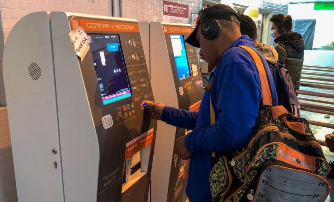Es posible pagar y acceder al metro con tu teléfono por medio de una billetera electrónica. Foto: Diego Simón/ EL UNIVERSAL