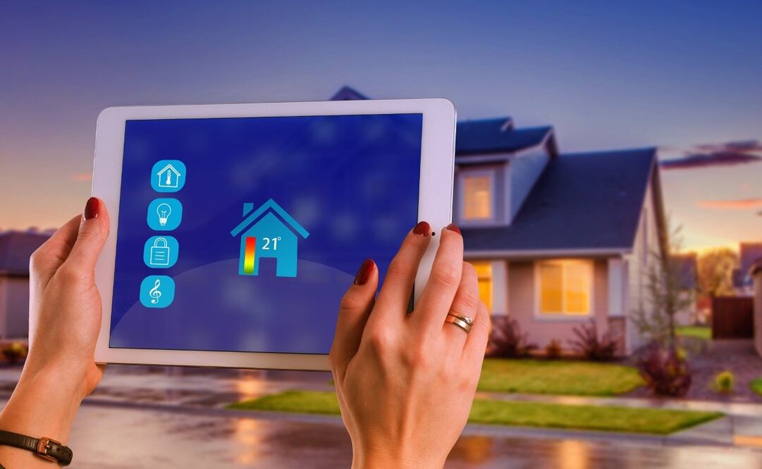 En los hogares inteligentes o Smart Homes podemos tener el control de todos los dispositivos que están en nuestra casa con solo usar nuestro smartphone