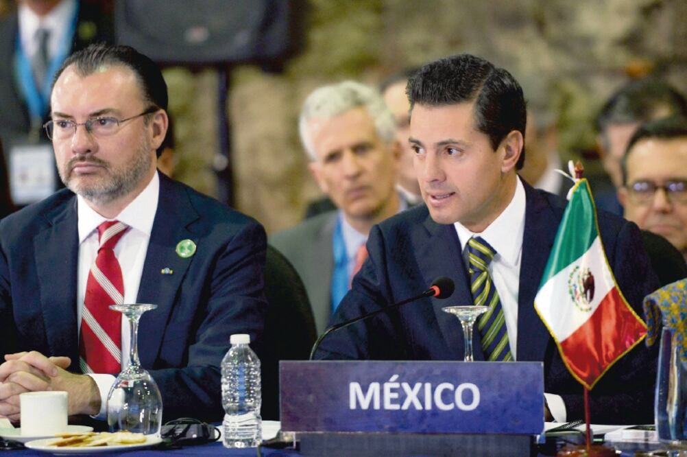 El canciller mexicano, Luis Videgaray, con el presidente Enrique Peña Nieto, durante su participación en la Cumbre Iberoamericana, en Antigua (PRESIDENCIA)