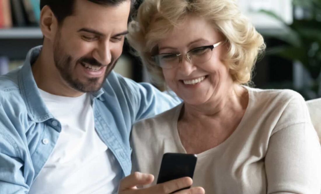 Si tu mamá está interesada en unirse a la conversación, aquí te explicamos el paso a paso para que con tu asesoría lo logre