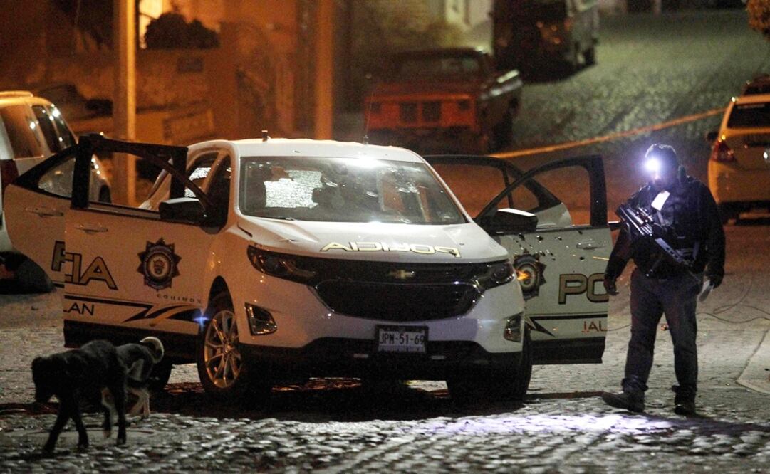 Soldados y policías resguardaron las patrullas envueltas en el tiroteo del domingo por la noche en Jalostotitlán. (FOTO: AFP PHOTO / ULISES RUIZ)