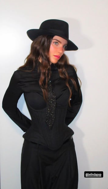 Con un total look en negro, Belinda deslumbró durante su presentación en México Vibra. Foto: Instagram @javier_hairstyle