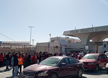 Maestros toman Puente Internacional Santa Fe en Ciudad Juárez; protestan por rechazo a la Ley del ISSSTE