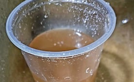 “Sale el agua amarilla, pero la pueden tomar”