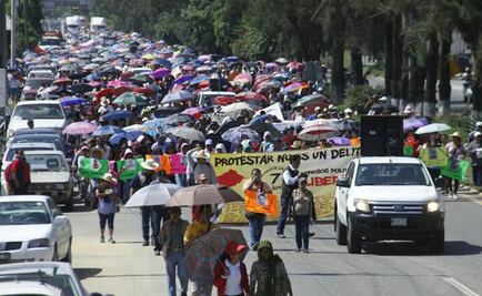 Maestros marchan en Oaxaca; desocupan áreas del Zócalo