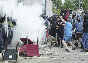 Primer ministro británico condena ola de disturbios y violencia en Inglaterra; promete atrapar a responsables