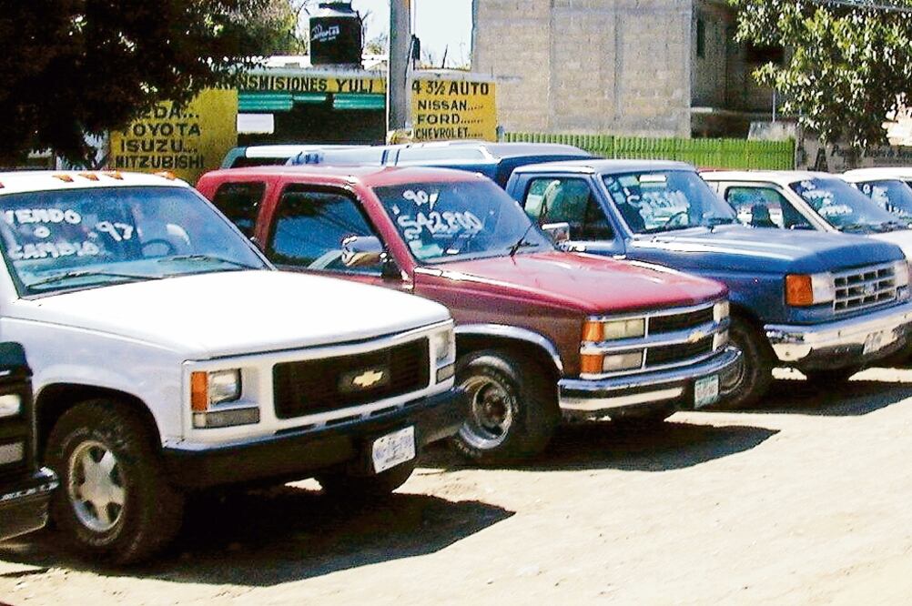 De acuerdo con la AMDA, sus agremiados deben cumplir diversas regulaciones y enfrentan competencia desleal de vendedores de autos usados importados (ARCHIVO EL UNIVERSAL)