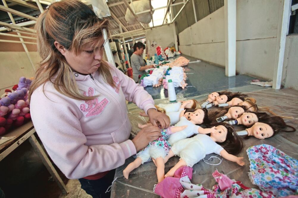 Muñecas Paty sólo utiliza materiales de proveedores mexicanos para elaborar sus juguetes, desde el plástico hasta las tinturas. Foto: JORGE ALVARADO. EL UNIVERSAL