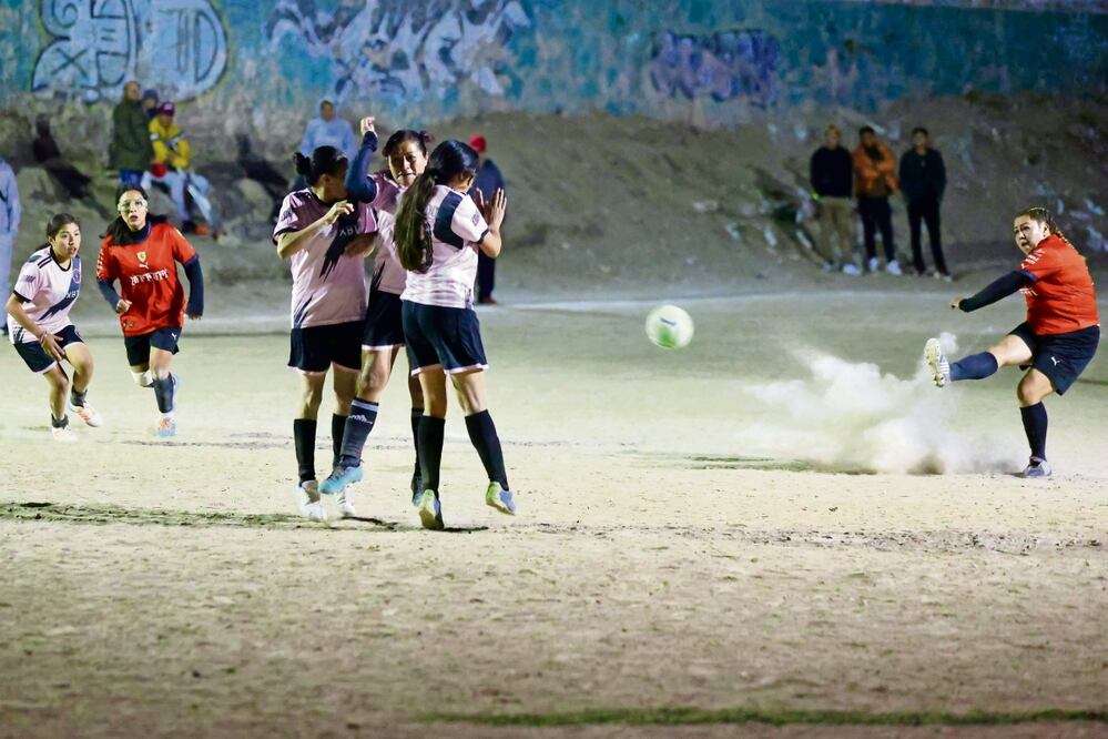 La liga de futbol ofrece a las jugadoras estabilidad y una oportunidad importante en su vida Foto: Valente Rosas