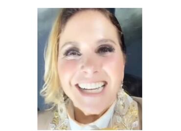 Lucero se pone el traje de charro y deleita a fans en concierto