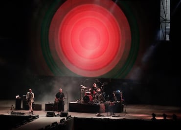 Entre cansancio y desmayos, Pixies cierra concierto en el Zócalo