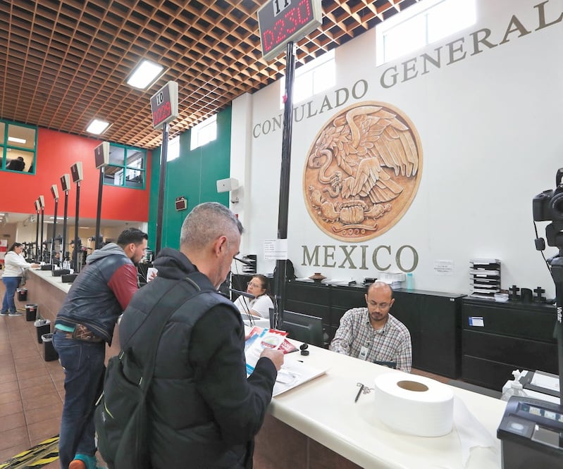 Los trámites en los consulados de EU son un proceso complicado para los deudos que desean trasladar las cenizas de sus familiares a México, afirman. Foto: Archivo/EL UNIVERSAL