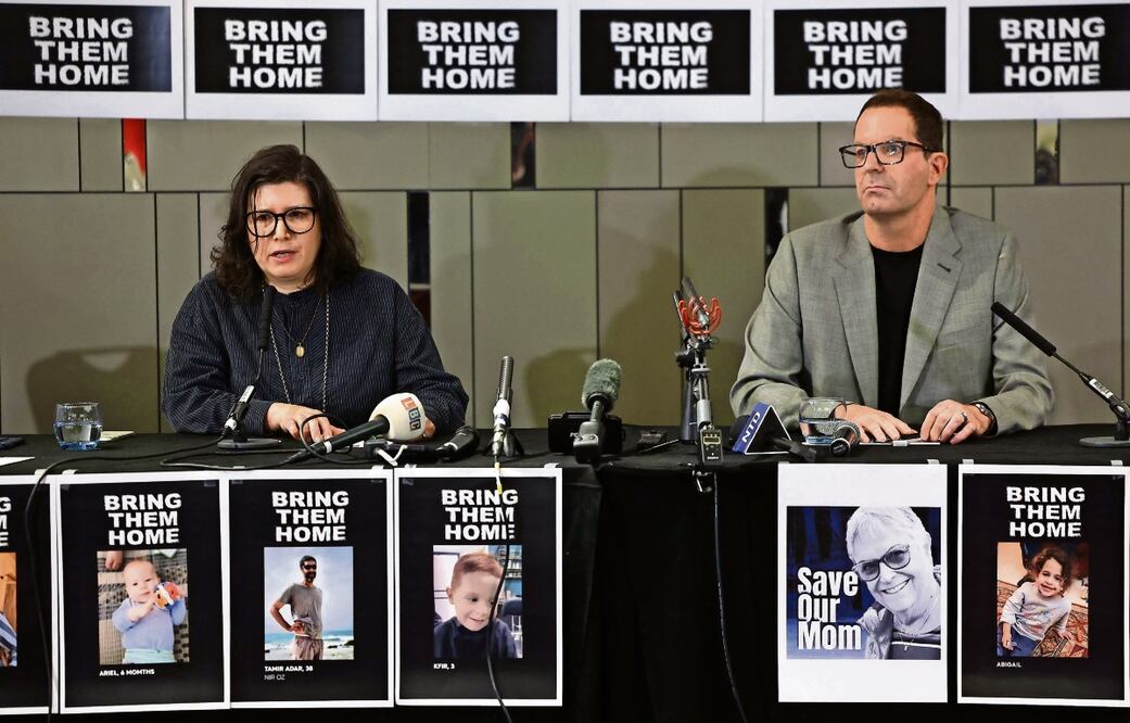 Conferencia de prensa de los británico-israelíes Sharon Lifschitz y Noam Sagi, cuyos padres fueron tomados como rehenes del kibutz Nir Oz. Foto: AFP