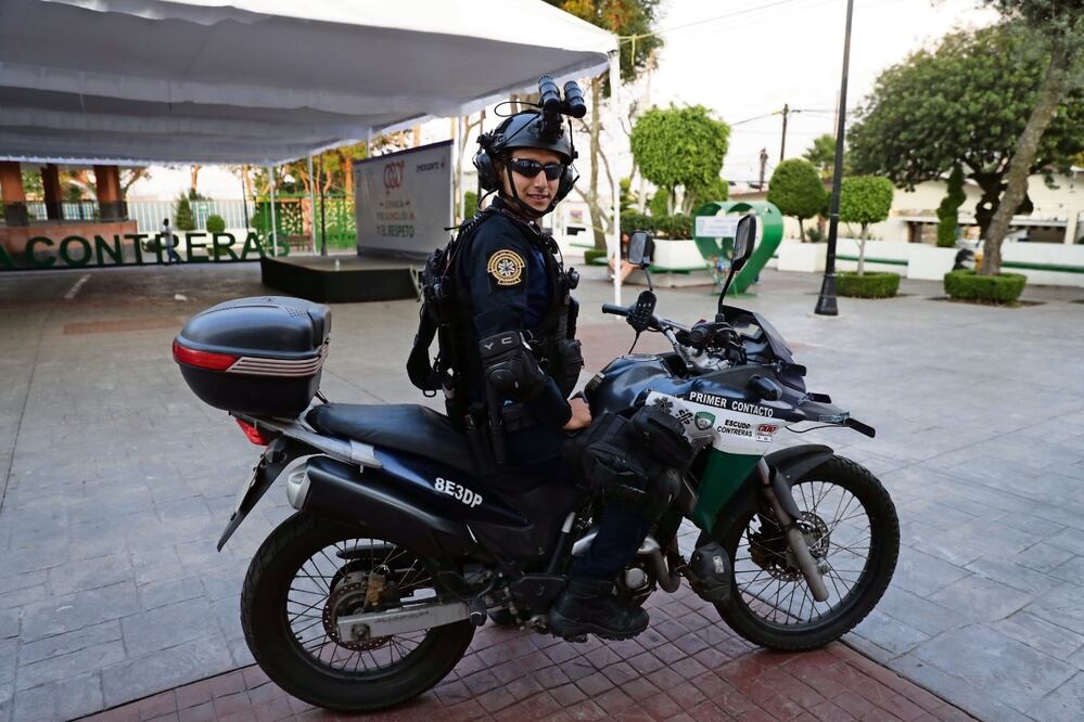 Para su labor, Kevin Laguna utiliza una motocicleta tipo motocross, lentes oscuros, chaleco antibalas y radiocomunicador. Foto: Atenea Campuzano / El Universal