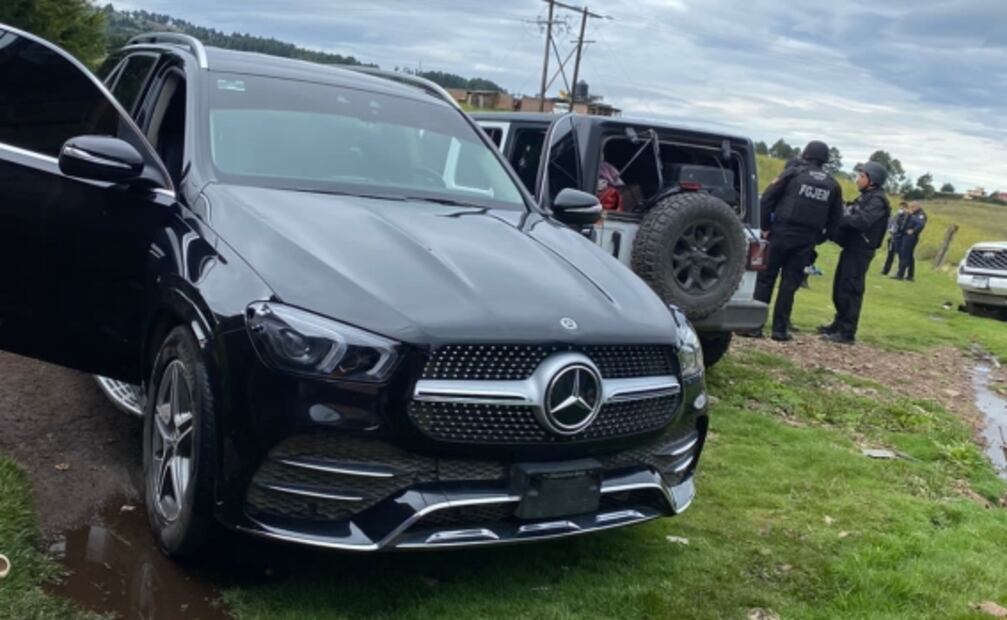 Diez armas R-15 y 13 cuernos de chivo; lo asegurado tras enfrentamiento en Texcatitlán