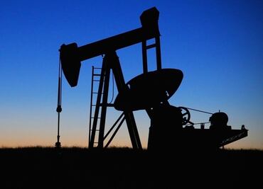 Petroleros rusos sufren graves daños tras tormenta; organizan operación para detener vertido de crudo