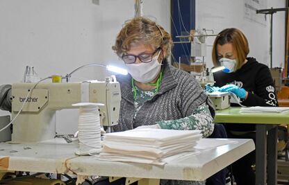 Presos, actrices, diseñadores y hasta una exprimera dama, hacen cubrebocas por coronavirus