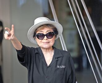 Yoko Ono se encuentra hospitalizada