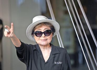 Yoko Ono se encuentra hospitalizada