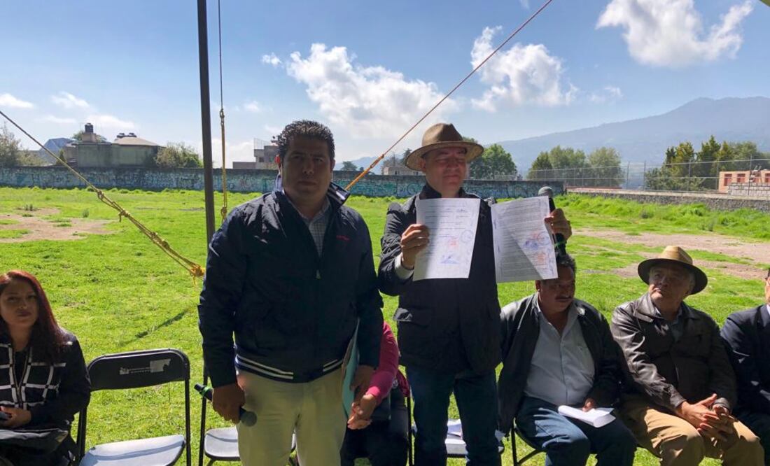 René Cervera García, subsecretario de Coordinación Metropolitana y Enlace Gubernamental, recibe acta de la asamblea deliberativa / Especial