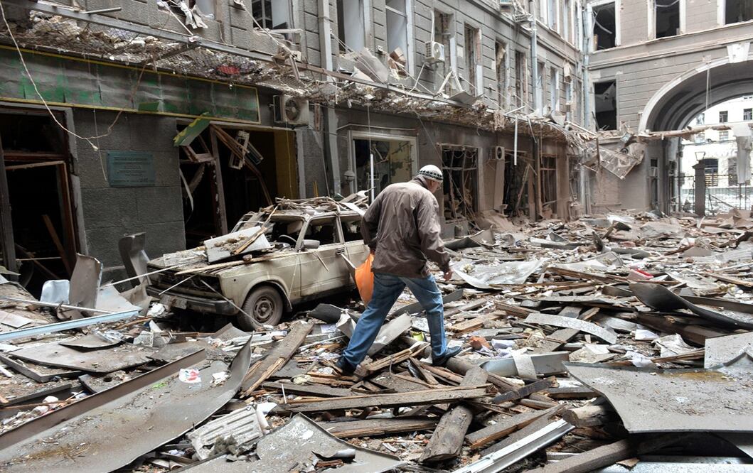 Un hombre pasa por edificios dañados tras un bombardeo en la segunda ciudad más grande de Ucrania, Járkov. Foto: AFP Ha pasado más de un año desde que comenzó la invasión rusa de Ucrania