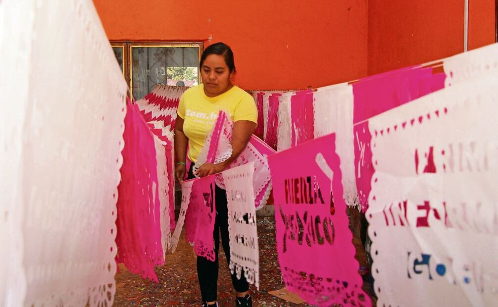 Aunque se apoyan en herramientas digitales para diseñar algunos patrones, cada pieza se elabora de forma artesanal. Foto: Omar Contreras / EL UNIVERSAL