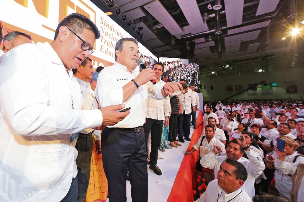 Durante el Congreso Nacional Extraordinario del SNTE, los 3 mil 734 delegados expresaron su total apoyo al maestro Juan Díaz de la Torre, como líder del magisterio (SNTE)