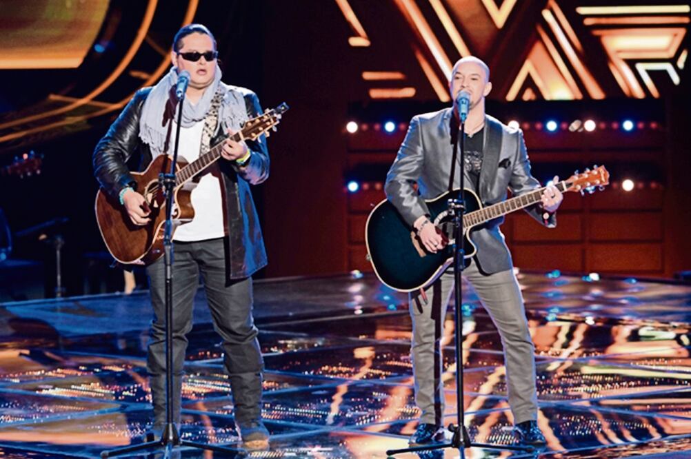 Concursantes. Rick Mar (izq.) y Marco Jacques (der.) forman parte del equipo de Los Tigres del Norte en La Voz México. “Esperamos hacer una fusión con ellos”, dicen (CORTESÍA)