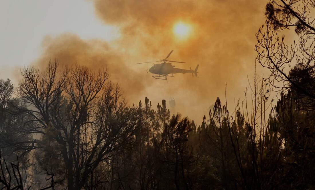 Un helicóptero lanza agua sobre un incendio forestal en Laroco, España, el miércoles 13 de agosto de 2025. Foto: AP