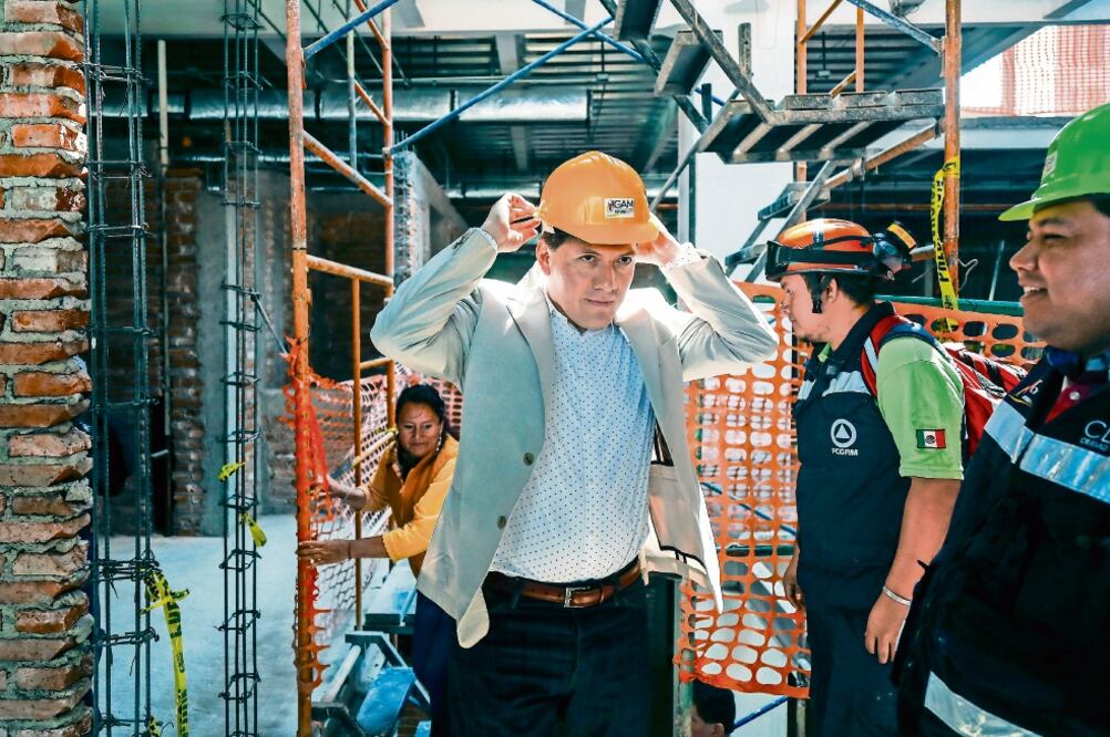 El aún delegado recorrió la construcción del Hospital General Cuautepec, que tiene 80% de avance. Aseguró que estará listo en mayo. (YADÍN XOLALPA. EL UNIVERSAL)