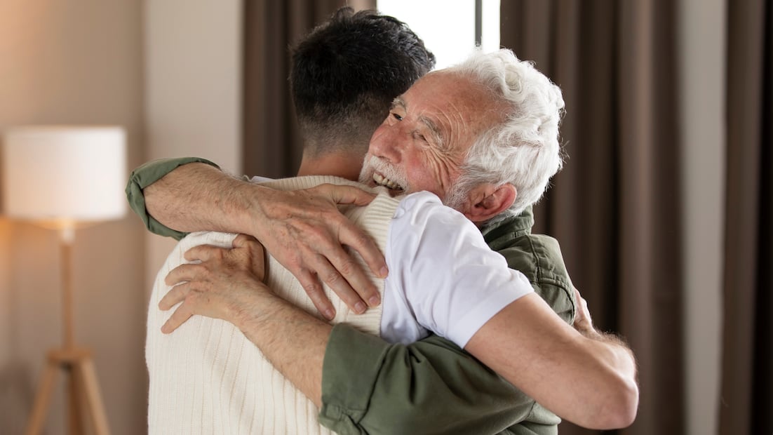 El 28 de agosto se celebra a los adultos mayores, prevé un regalo para celebrarlos. Foto: Magnific