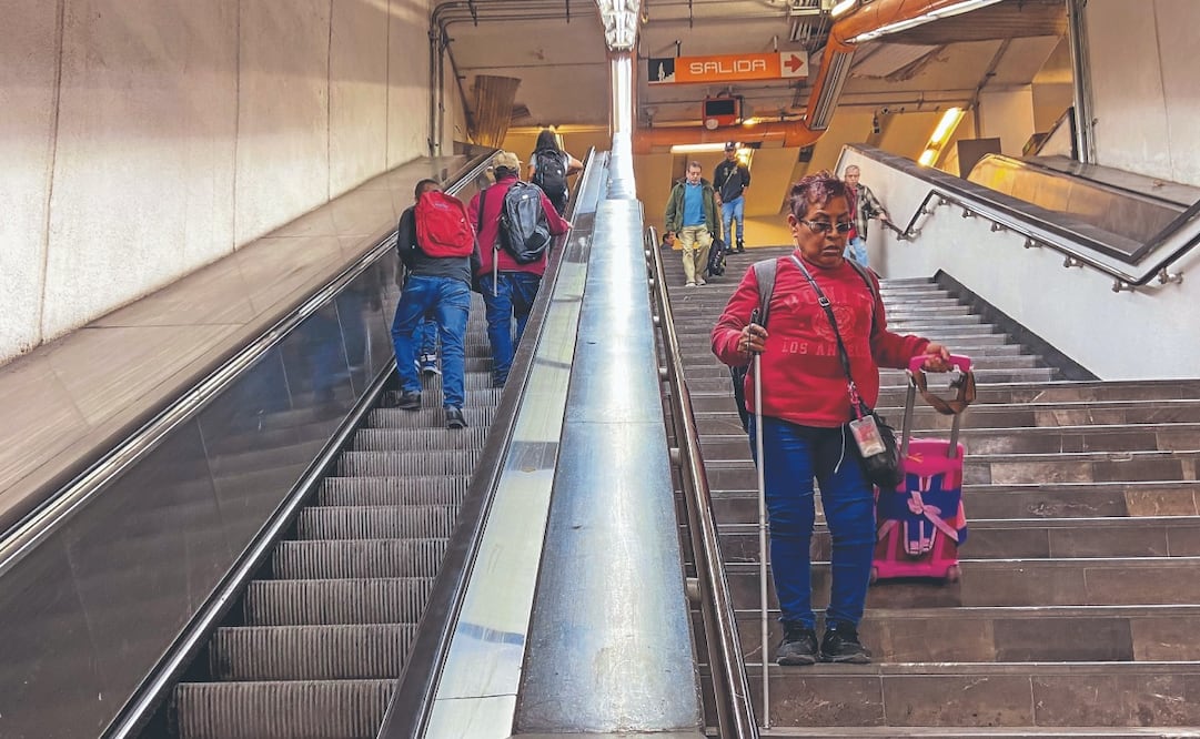 En un recorrido por la Línea 7 del Metro se observaron las dificultades que atraviesan usuarios mayores por las escaleras eléctricas fuera de servicio. Foto: de AXEL SÁNCHEZ. EL UNIVERSAL