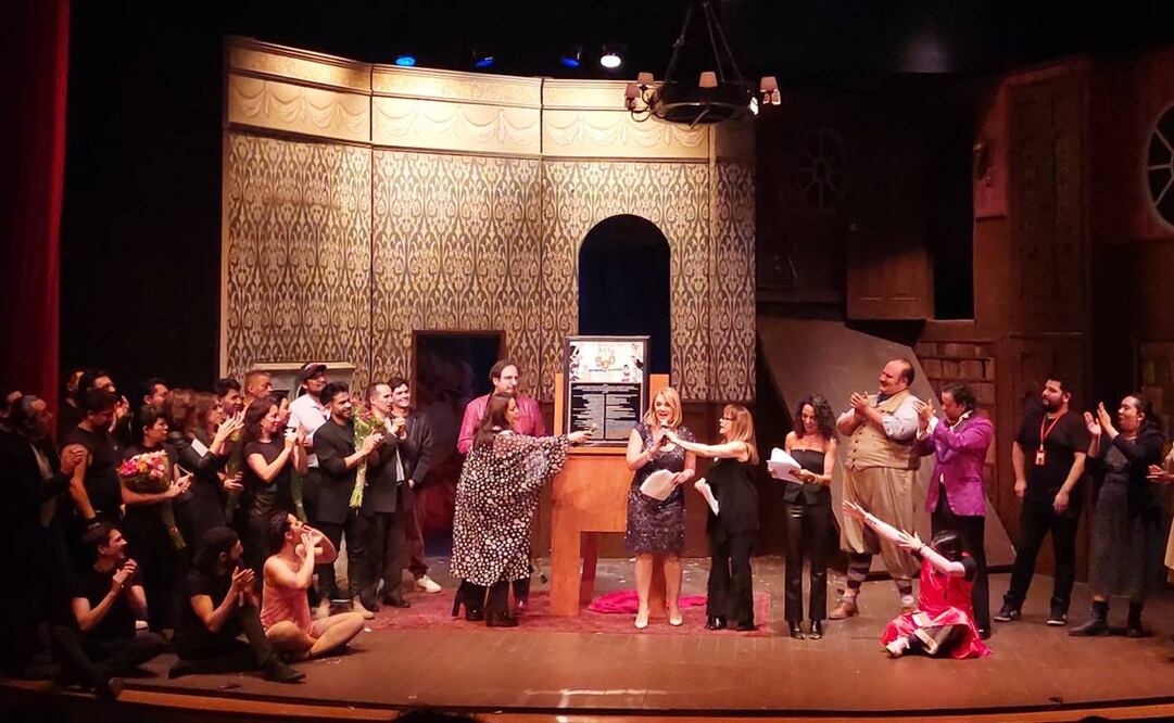 La placa se entregó en el Foro Cultural Chapultepec. Foto: Sughey Baños.