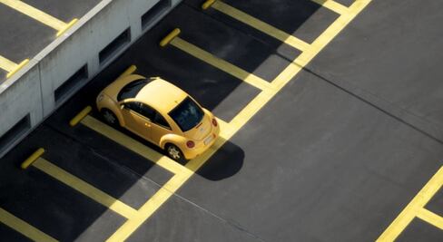 Hombre paga 1.3 millones de dólares por un lugar de estacionamiento