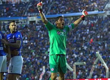 Corona se retiraría como el portero más veterano de Cruz Azul