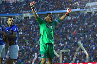 Corona se retiraría como el portero más veterano de Cruz Azul