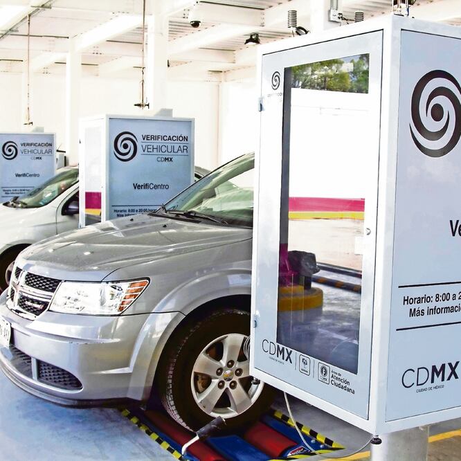 La Secretaría de Medio Ambiente local detalló que la segunda verificación se rá gratuita sólo si se realiza en el mismo centro de verificación vehicular. ARCHIVO EL UNIVERSAL
